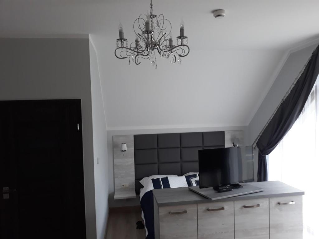 Televízia a/alebo spoločenská miestnosť v ubytovaní Apartamenty Pod Skrzycznem