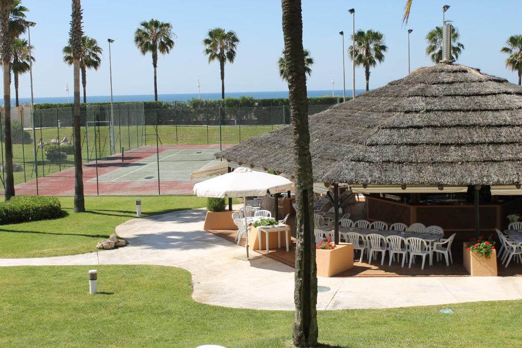 Tenis alebo squash v ubytovaní atico en Las Americas Islantilla primera línea de playa alebo jeho okolí