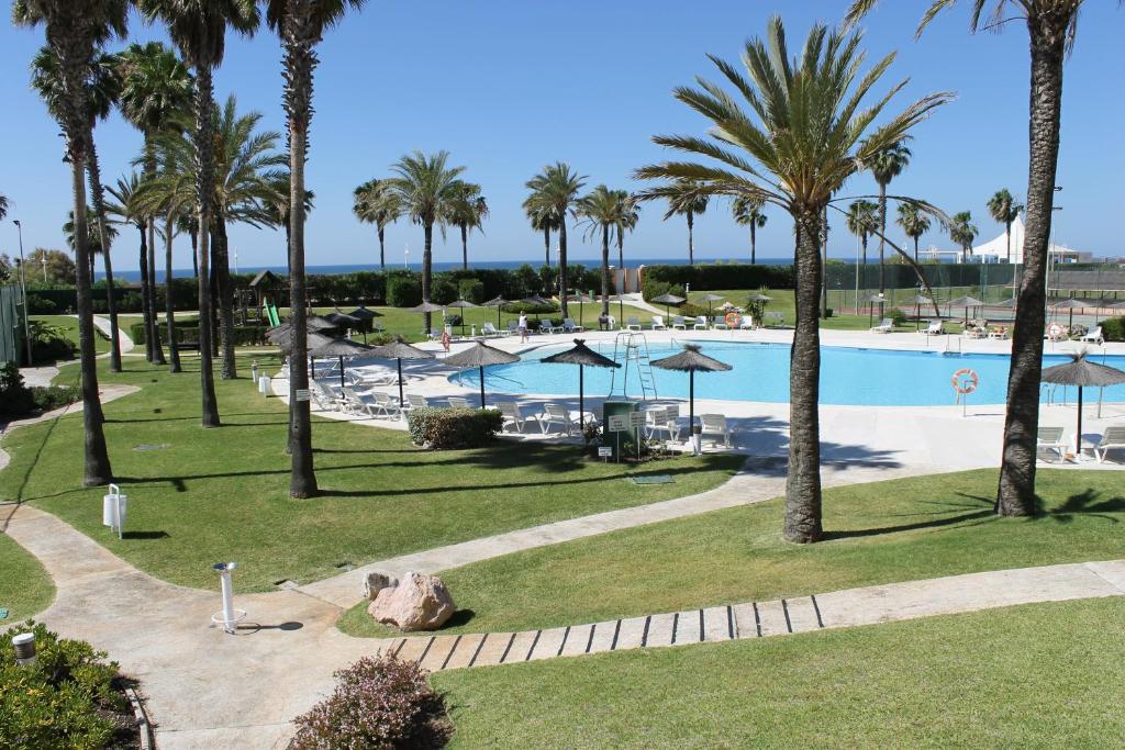 Bazén v ubytovaní atico en Las Americas Islantilla primera línea de playa alebo v jeho blízkosti