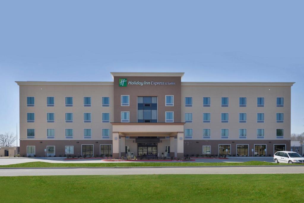 フォレストシティにあるHoliday Inn Express & Suites Forrest City, an IHG Hotelの正面に車を停めた病院