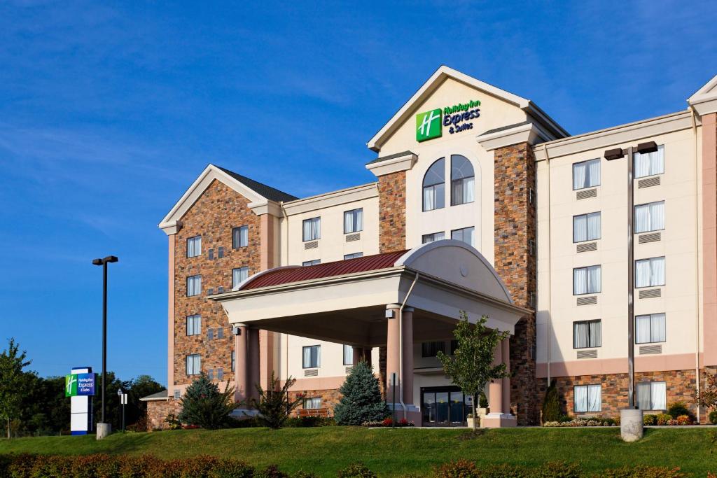 een weergave van een hotel bij Holiday Inn Express Hotel & Suites Kingsport-Meadowview I-26, an IHG Hotel in Kingsport
