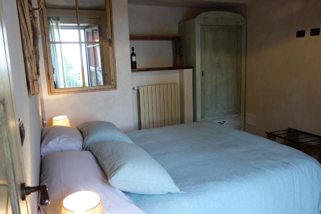 A bed or beds in a room at Locanda degli Ultimi