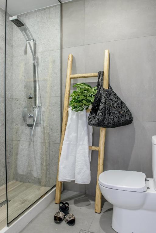 Kúpeľňa v ubytovaní Laia Seafront Luxury Apartments