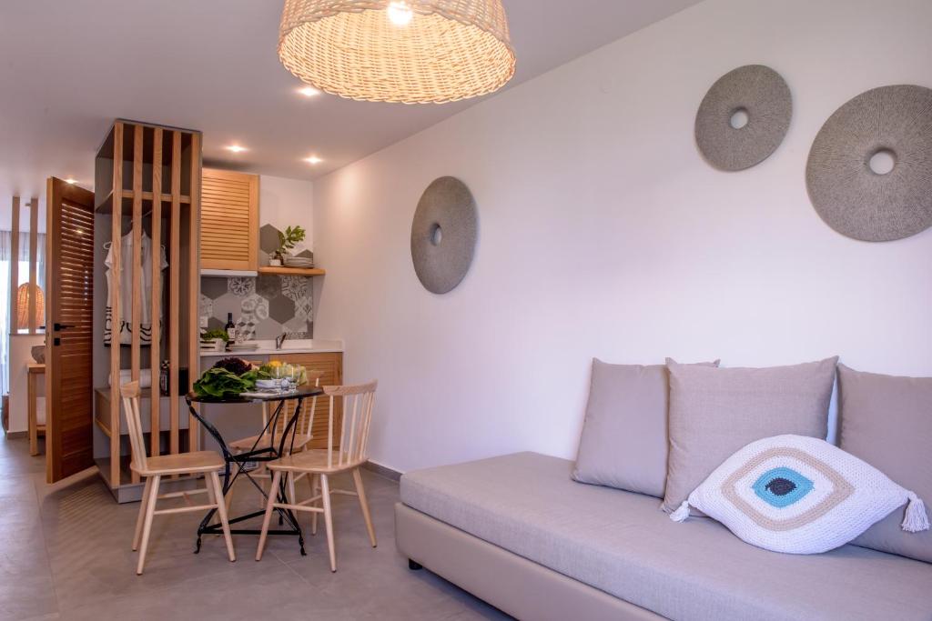 Posedenie v ubytovaní Laia Seafront Luxury Apartments