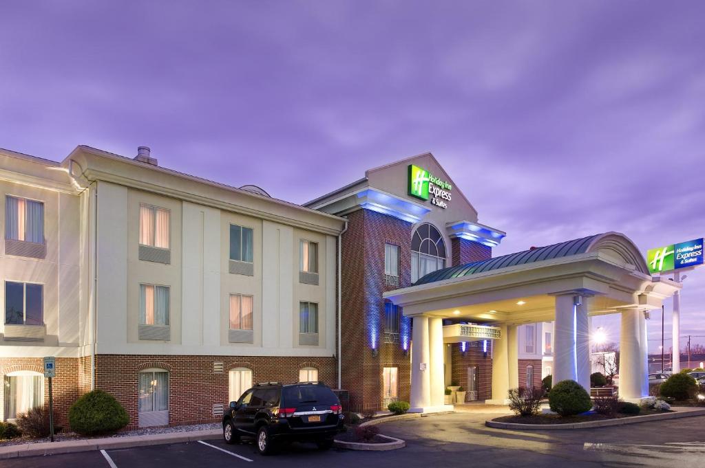 une voiture est garée devant un hôtel dans l'établissement Holiday Inn Express & Suites by IHG Chambersburg, an IHG Hotel, à Chambersburg