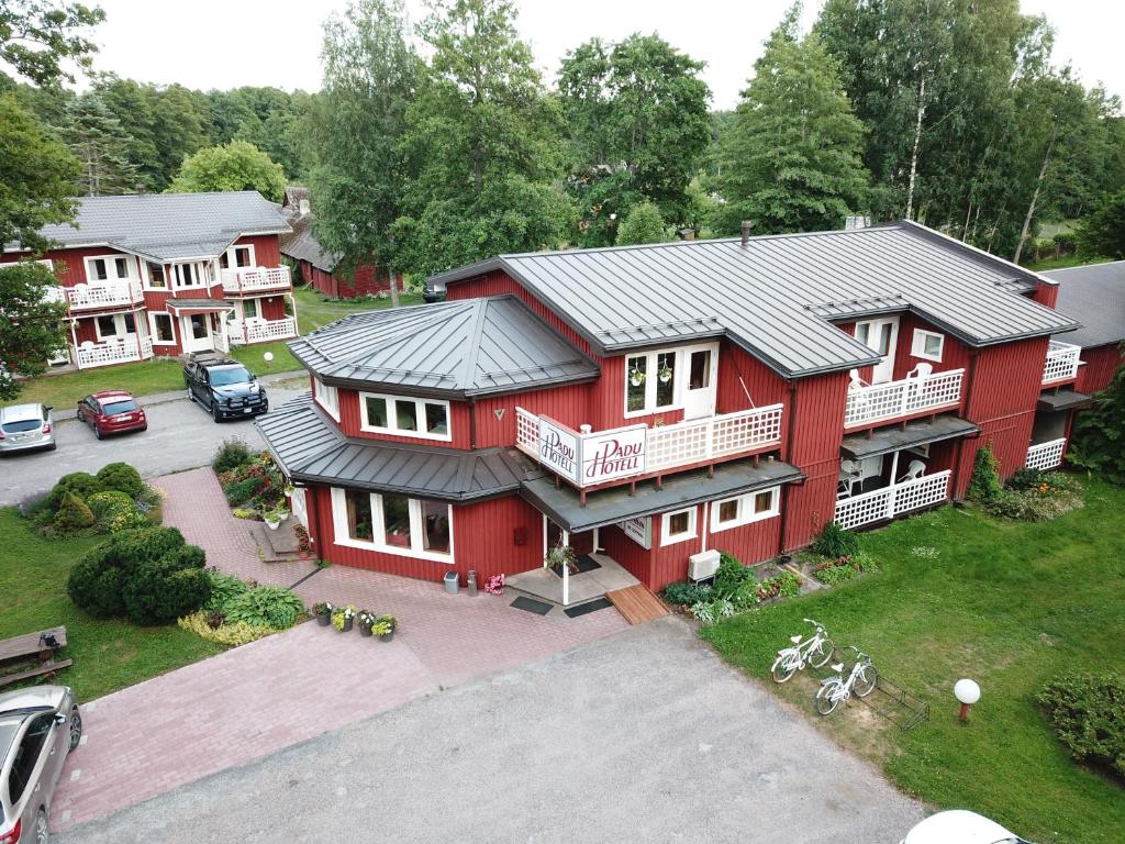 eine Luftansicht eines roten Hauses in der Unterkunft Padu Hotell in Kärdla