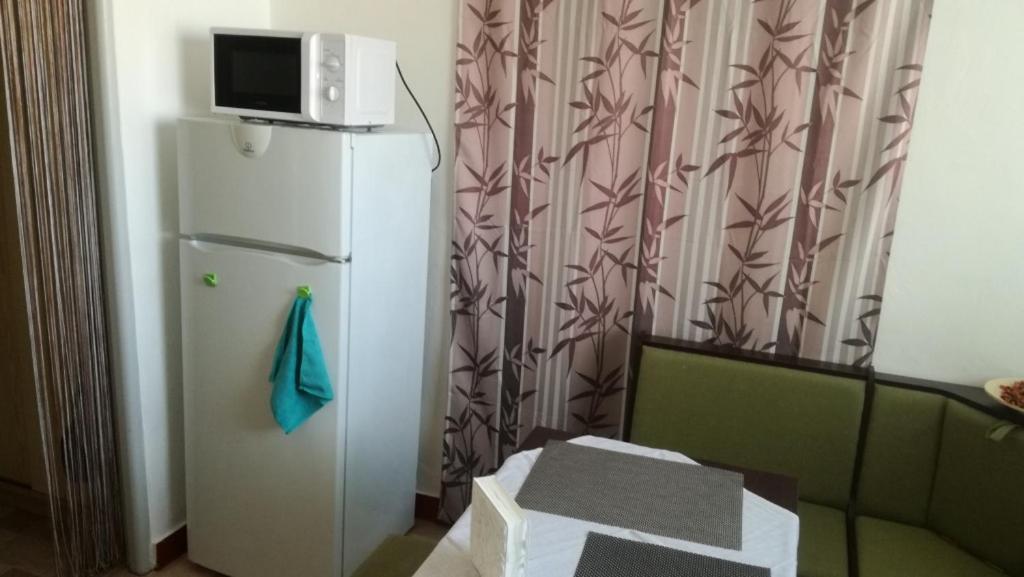 - białą lodówkę z kuchenką mikrofalową w obiekcie Flat2 for 2 people, WiFi w Ostravie