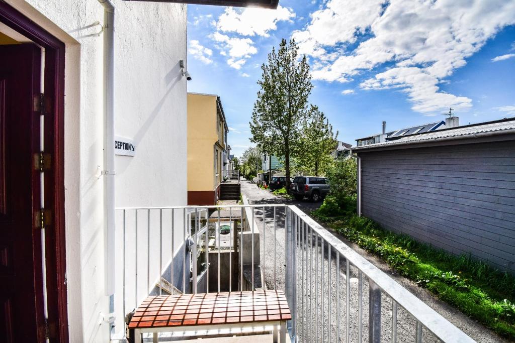 een balkon met een bank aan de zijkant van een huis bij Guesthouse Andrea in Reykjavík