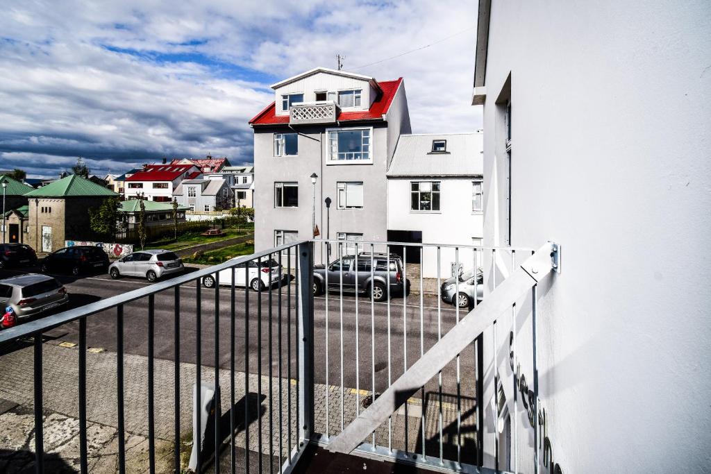 Byggingin sem gistihúsið er í