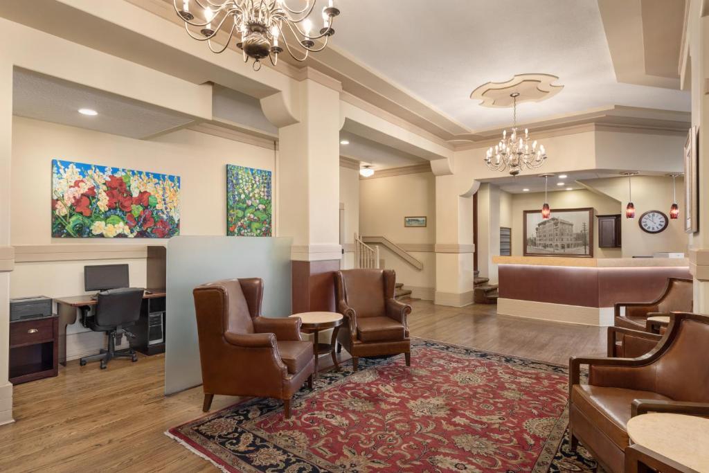 Posezení v ubytování The Plaza Hotel Downtown, Trademark Collection by Wyndham