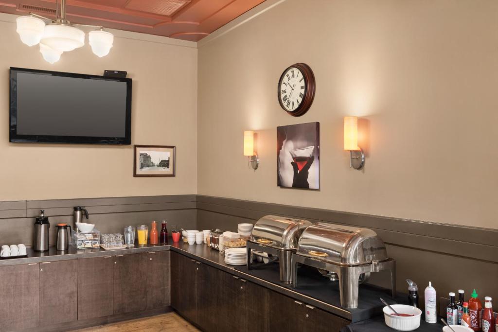 Příslušenství pro přípravu čaje a kávy v ubytování The Plaza Hotel Downtown, Trademark Collection by Wyndham