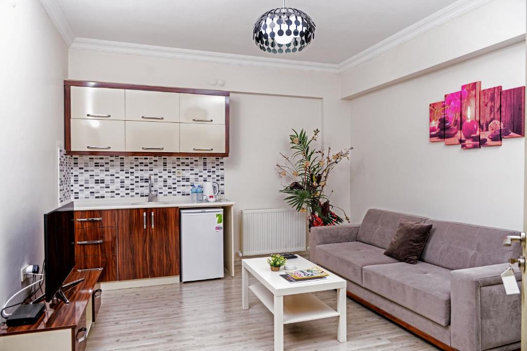 een woonkamer met een bank en een tafel bij My Sun Hotel in Izmir