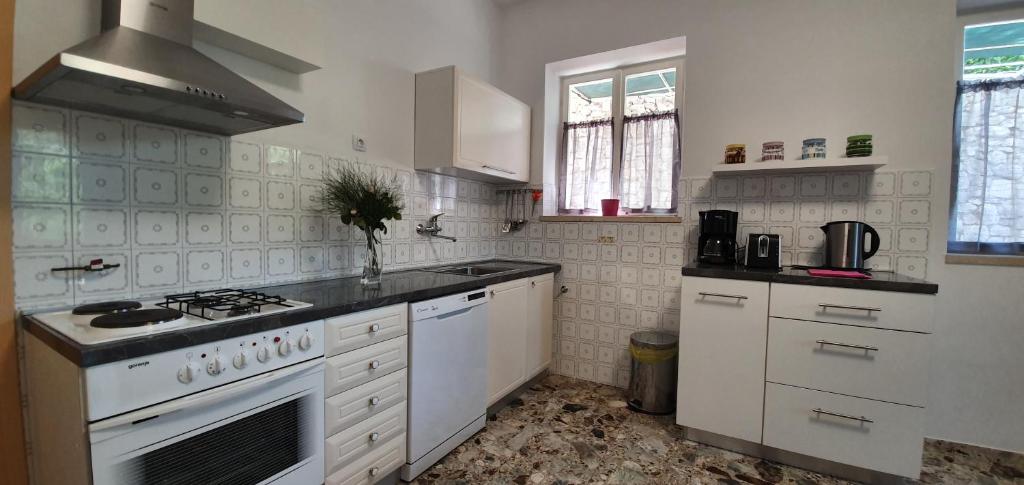 Kuchyňa alebo kuchynka v ubytovaní Two Palms Villa
