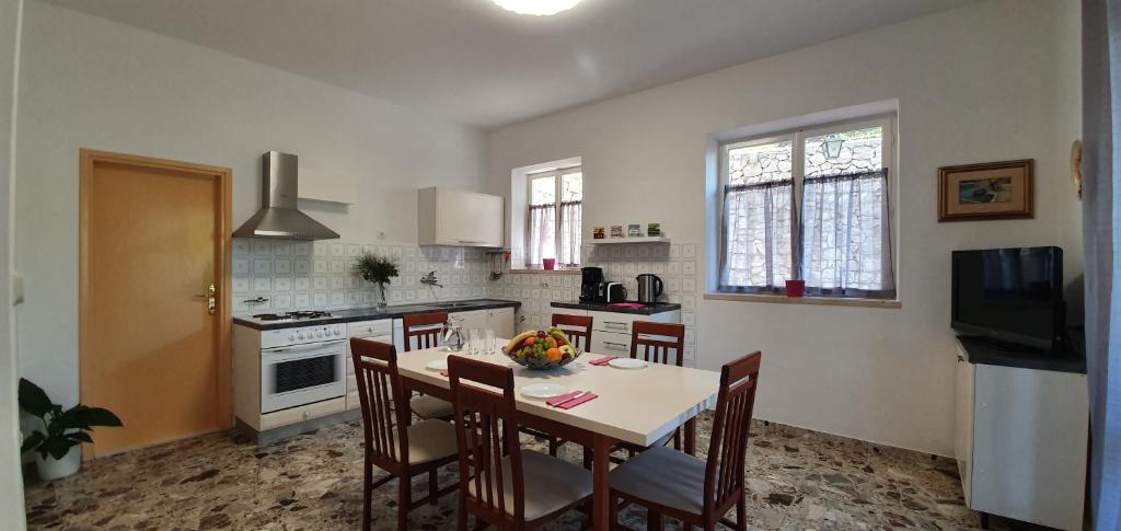 Kuchyňa alebo kuchynka v ubytovaní Two Palms Villa