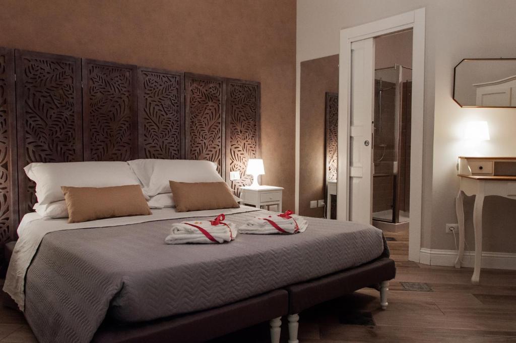 ein Schlafzimmer mit einem Bett mit zwei Handtüchern darauf in der Unterkunft Real Giardinetto a Toledo in Neapel