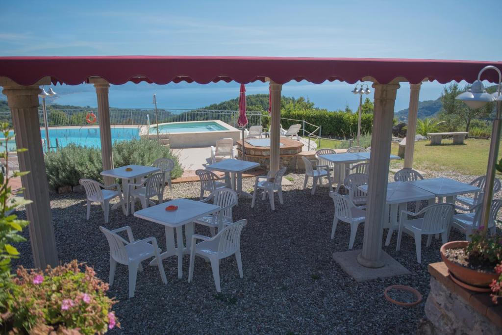 Bazén v ubytování Hotel Caluna Charme nebo v jeho okolí
