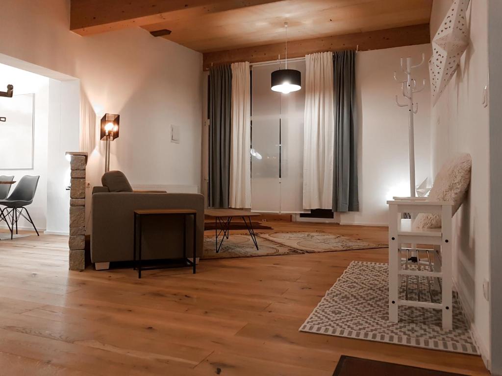 ein Wohnzimmer mit einem Sofa und einem Tisch in der Unterkunft Semmering Loft in Semmering