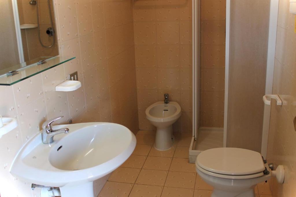 A bathroom at Apartments in Lazise/Gardasee 21939
