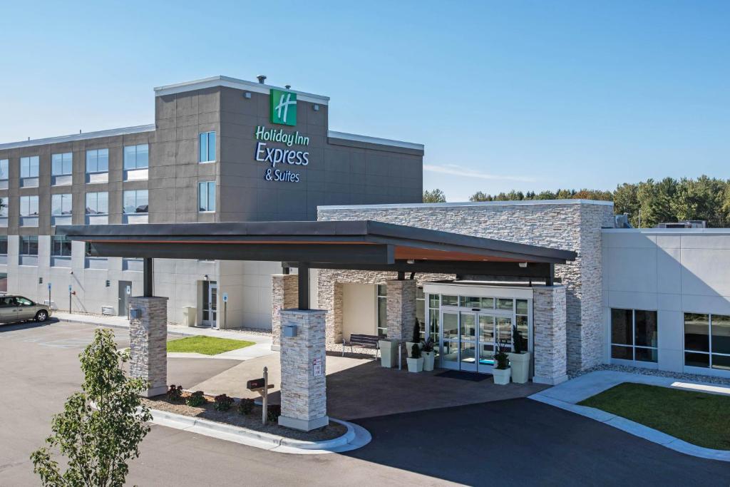 un edificio con un estacionamiento delante de él en Holiday Inn Express & Suites Ludington, an IHG Hotel, en Ludington