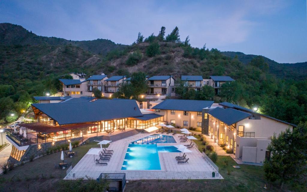 Luftaufnahme eines Hauses mit Swimmingpool in der Unterkunft Altitud 720 Hotel, Aparts & Spa in Villa General Belgrano