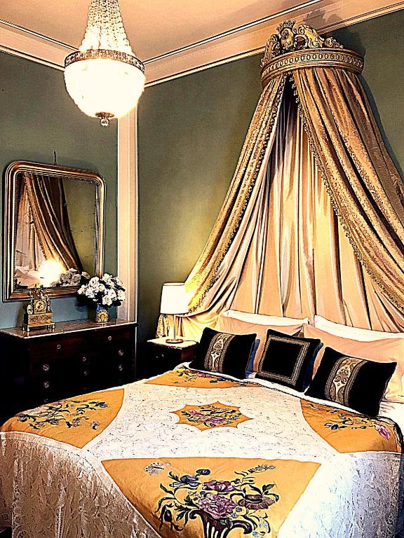 A bed or beds in a room at VILLA MARRONE - Relais -