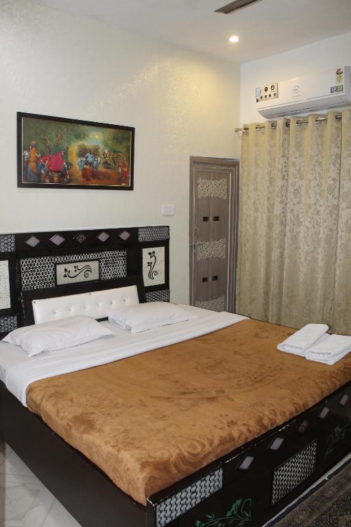 1 dormitorio con 1 cama grande en una habitación en Hotel Sunset en Orchha