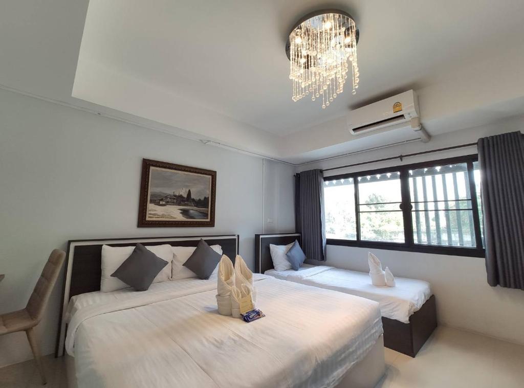 Postel nebo postele na pokoji v ubytování Bann Tawan Hostel Chiang Rai