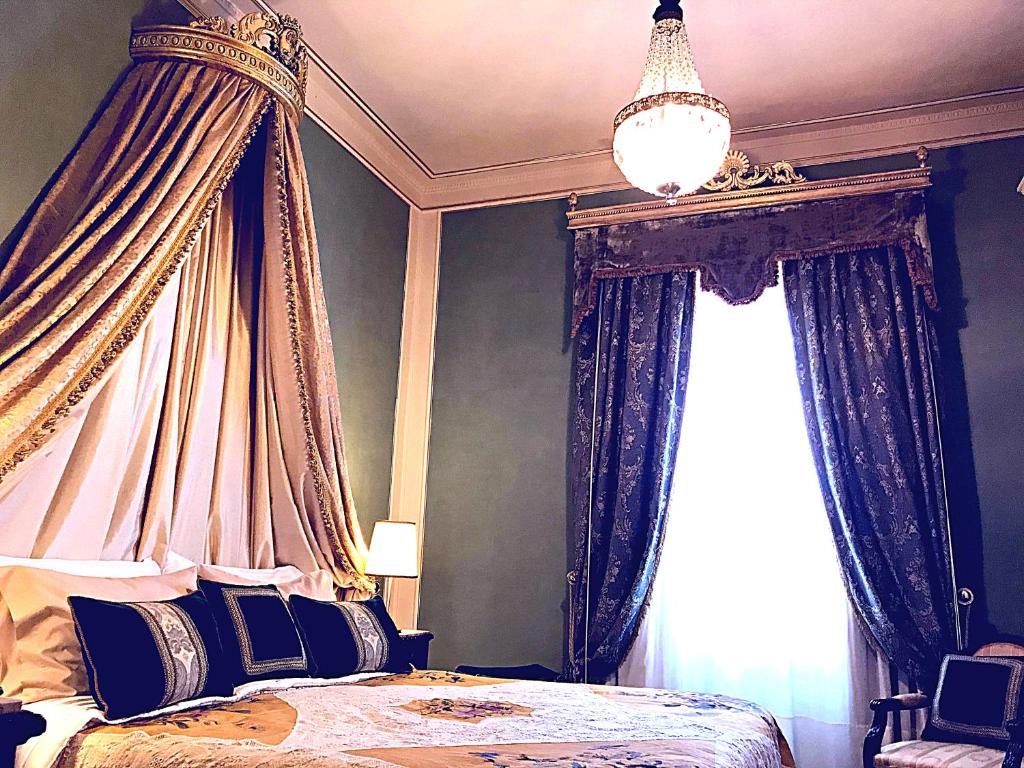 A bed or beds in a room at VILLA MARRONE - Relais -