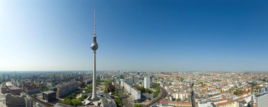 widok z góry wieży Eiffel w obiekcie Park Inn by Radisson Berlin Alexanderplatz w Berlinie
