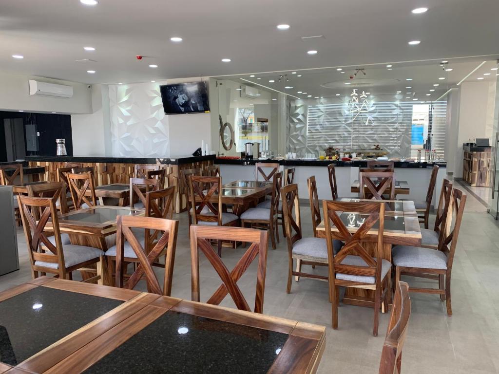 TV a/nebo společenská místnost v ubytování Hotel ANB Aeropuerto Guadalajara