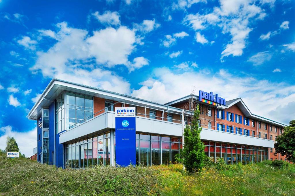 um edifício numa colina com um céu azul em Park Inn by Radisson Birmingham Walsall em Walsall