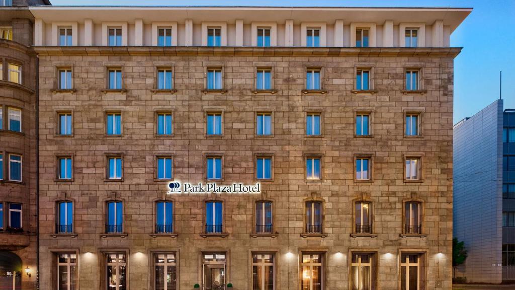 un gran edificio de ladrillo con un cartel. en Park Plaza Nuremberg en Núremberg