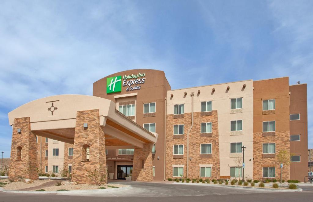 un hotel con un cartel en la parte delantera de un edificio en Holiday Inn Express Las Cruces North, an IHG Hotel en Las Cruces
