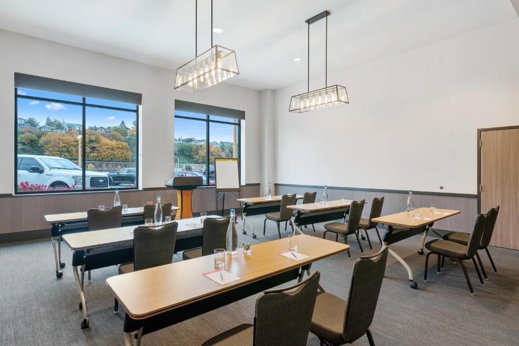 Restaurace v ubytování Hotel Indigo Seattle Everett Waterfront Place by IHG