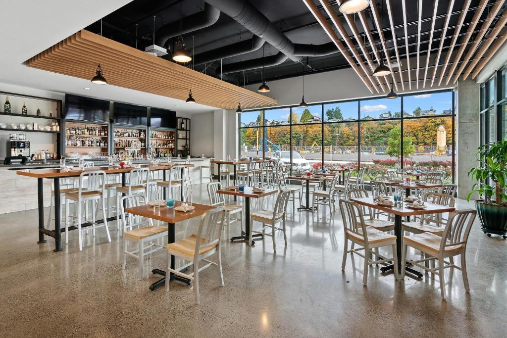 Restaurace v ubytování Hotel Indigo Seattle Everett Waterfront Place by IHG