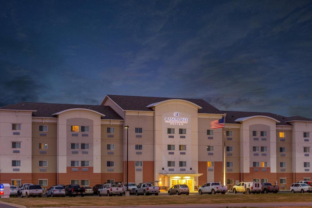 un grande hotel con auto parcheggiate in un parcheggio di Candlewood Suites Minot, an IHG Hotel a Minot