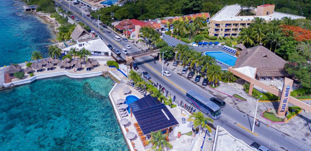 Casa del Mar Cozumel Hotel & Dive Resort في كوزوميل: اطلالة جوية لمنتجع بجانب الماء