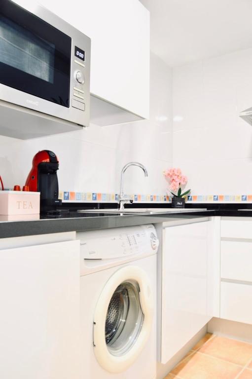 A kitchen or kitchenette at Evaleta
