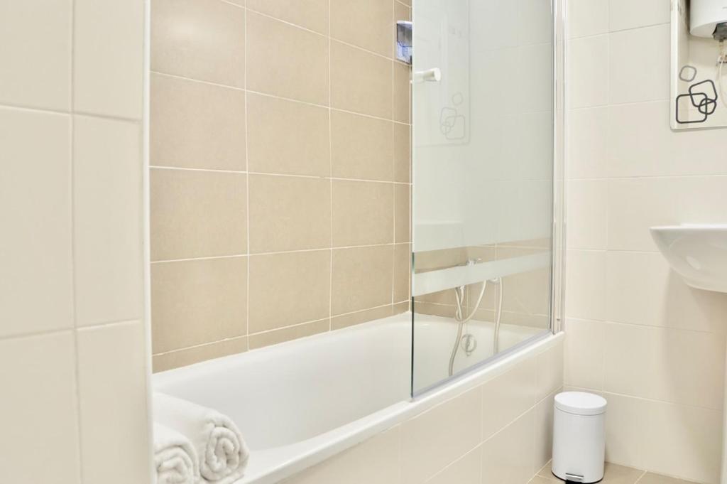 A bathroom at Evaleta