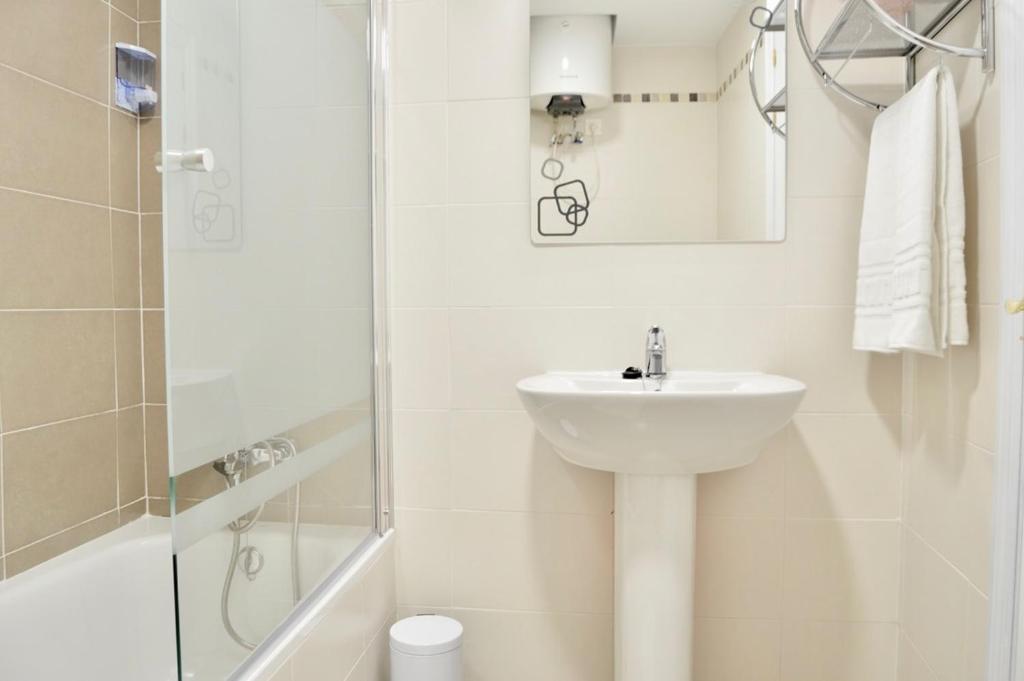 A bathroom at Evaleta