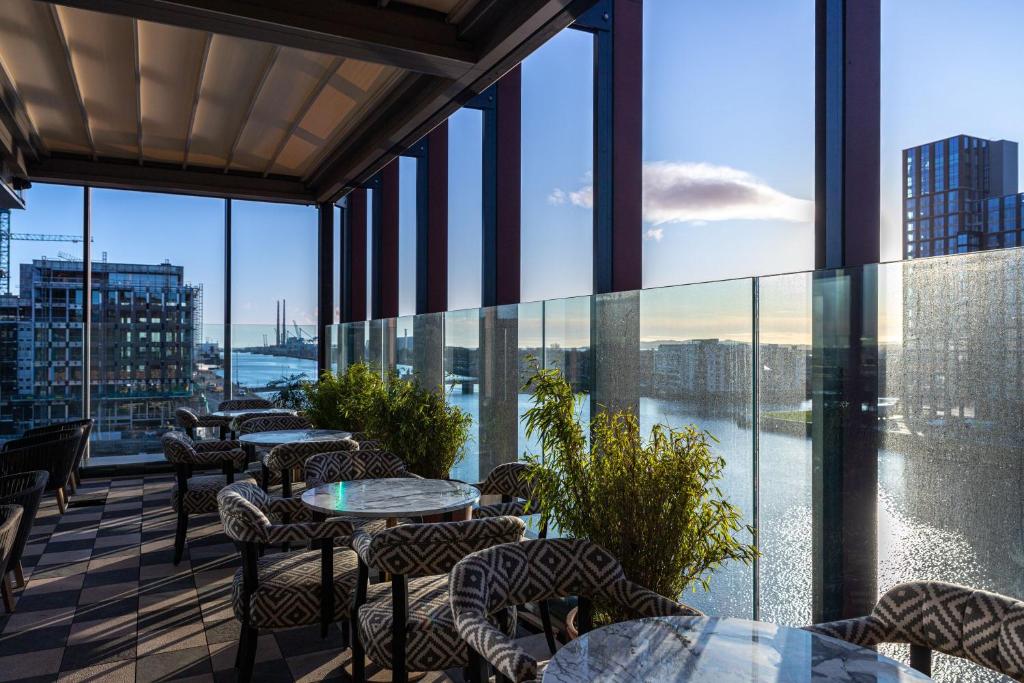 Výhled na řeku, která protéká v blízkosti hotelu