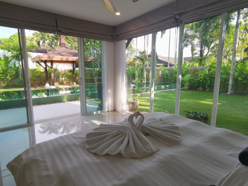 Výhled na bazén z ubytování Private Tropical Pool Villa with 18 meter Pool in Phuket nebo okolí