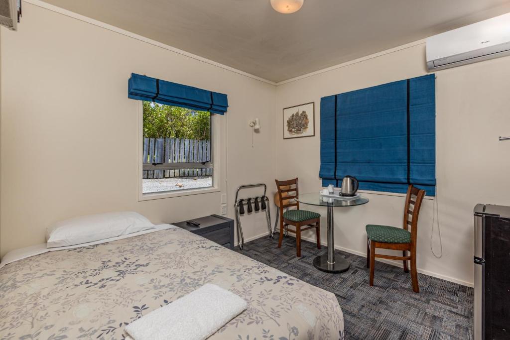 Postel nebo postele na pokoji v ubytování Riverside Lodge Paihia