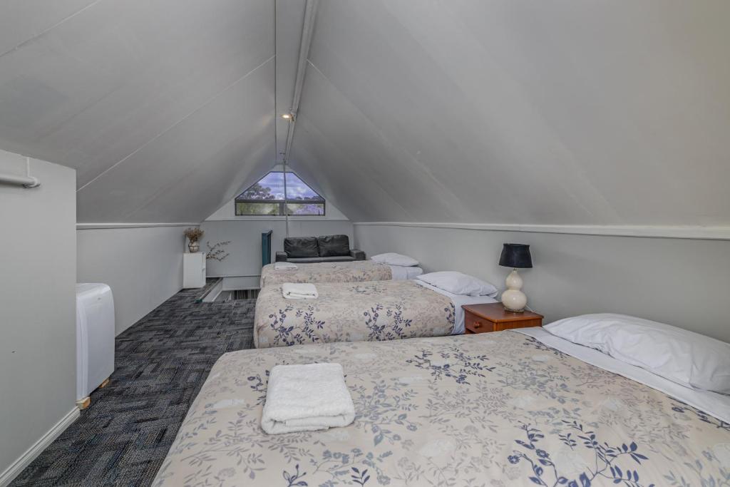 Postel nebo postele na pokoji v ubytování Riverside Lodge Paihia