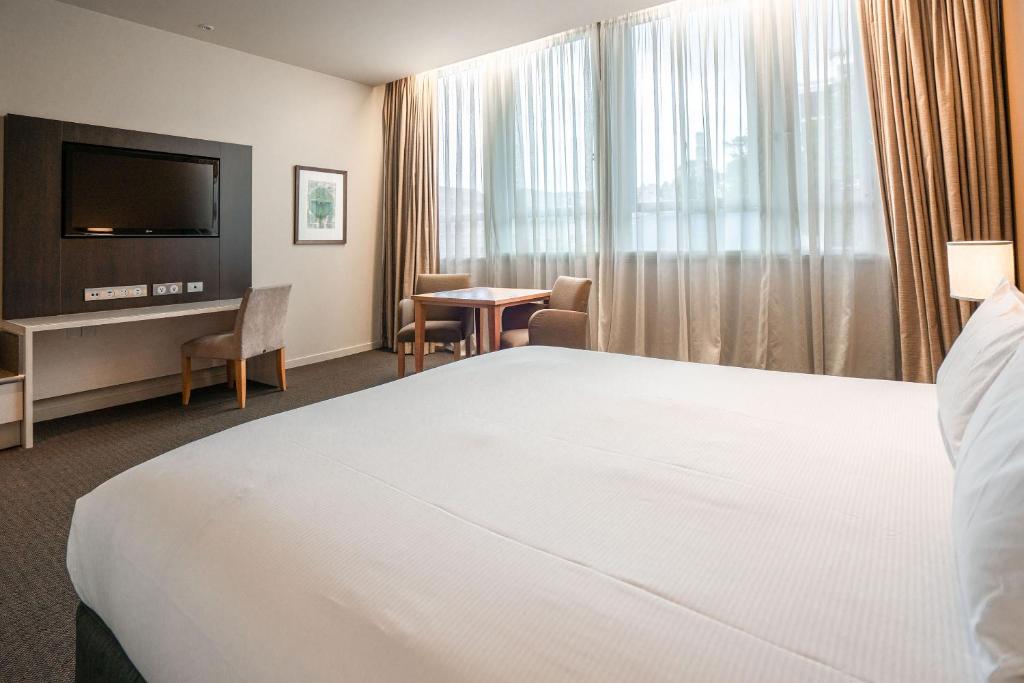 Postel nebo postele na pokoji v ubytování Scenic Hotel Dunedin City