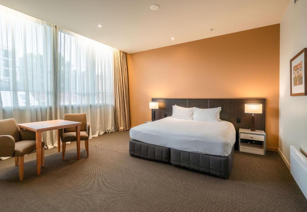 Postel nebo postele na pokoji v ubytování Scenic Hotel Dunedin City