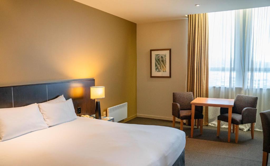 Postel nebo postele na pokoji v ubytování Scenic Hotel Dunedin City