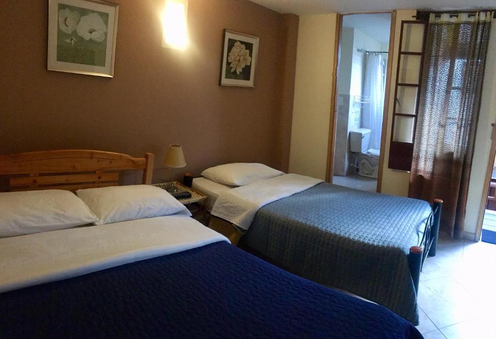 Postel nebo postele na pokoji v ubytování Hostal La Candelaria