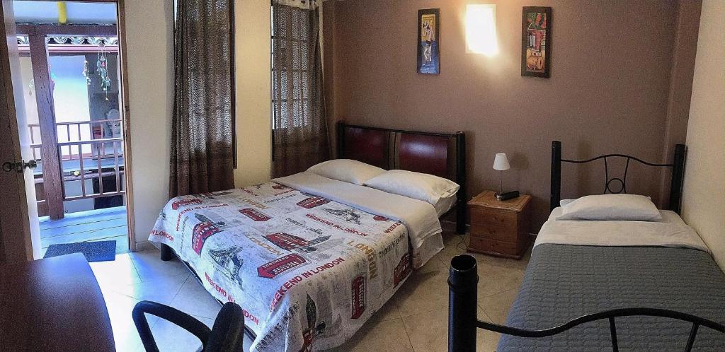 Postel nebo postele na pokoji v ubytování Hostal La Candelaria
