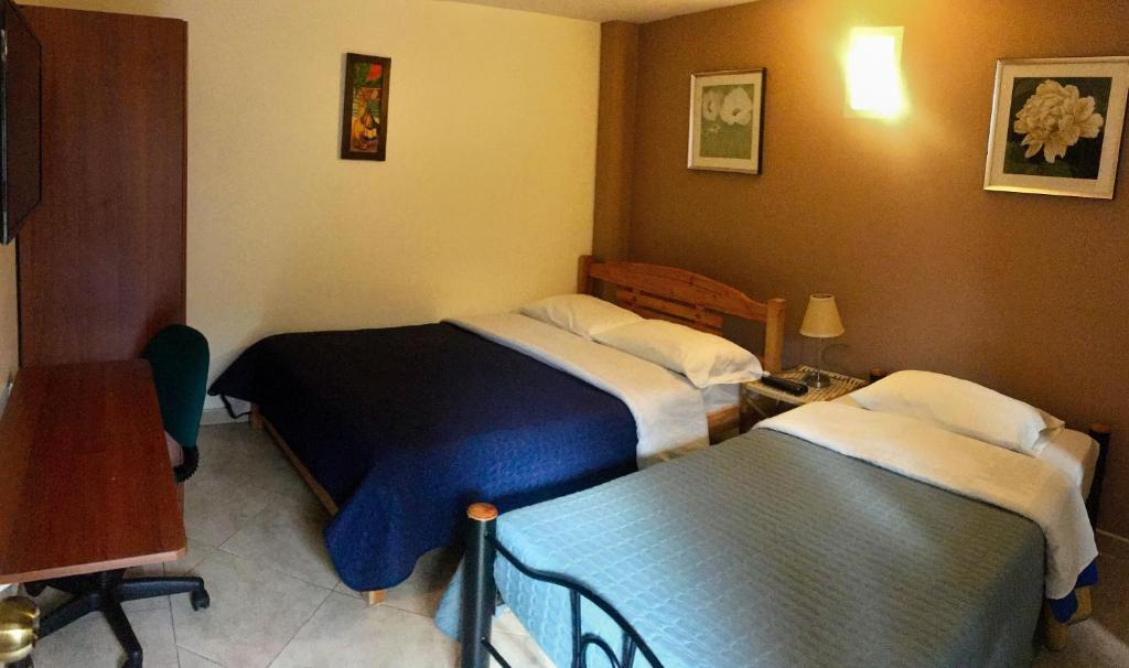 Postel nebo postele na pokoji v ubytování Hostal La Candelaria
